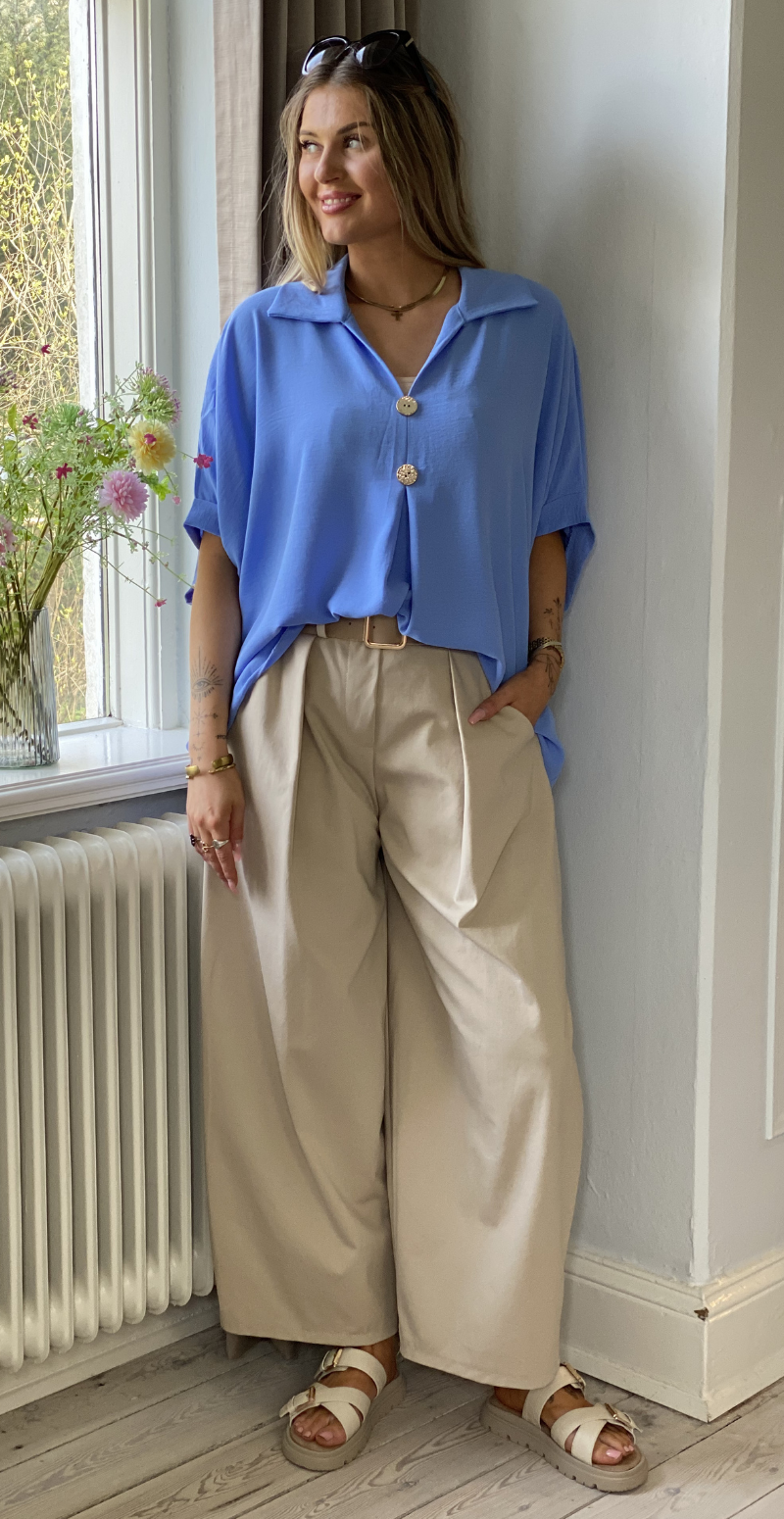 Lizzy bluse med krave og guldknapper blå LikeLondon