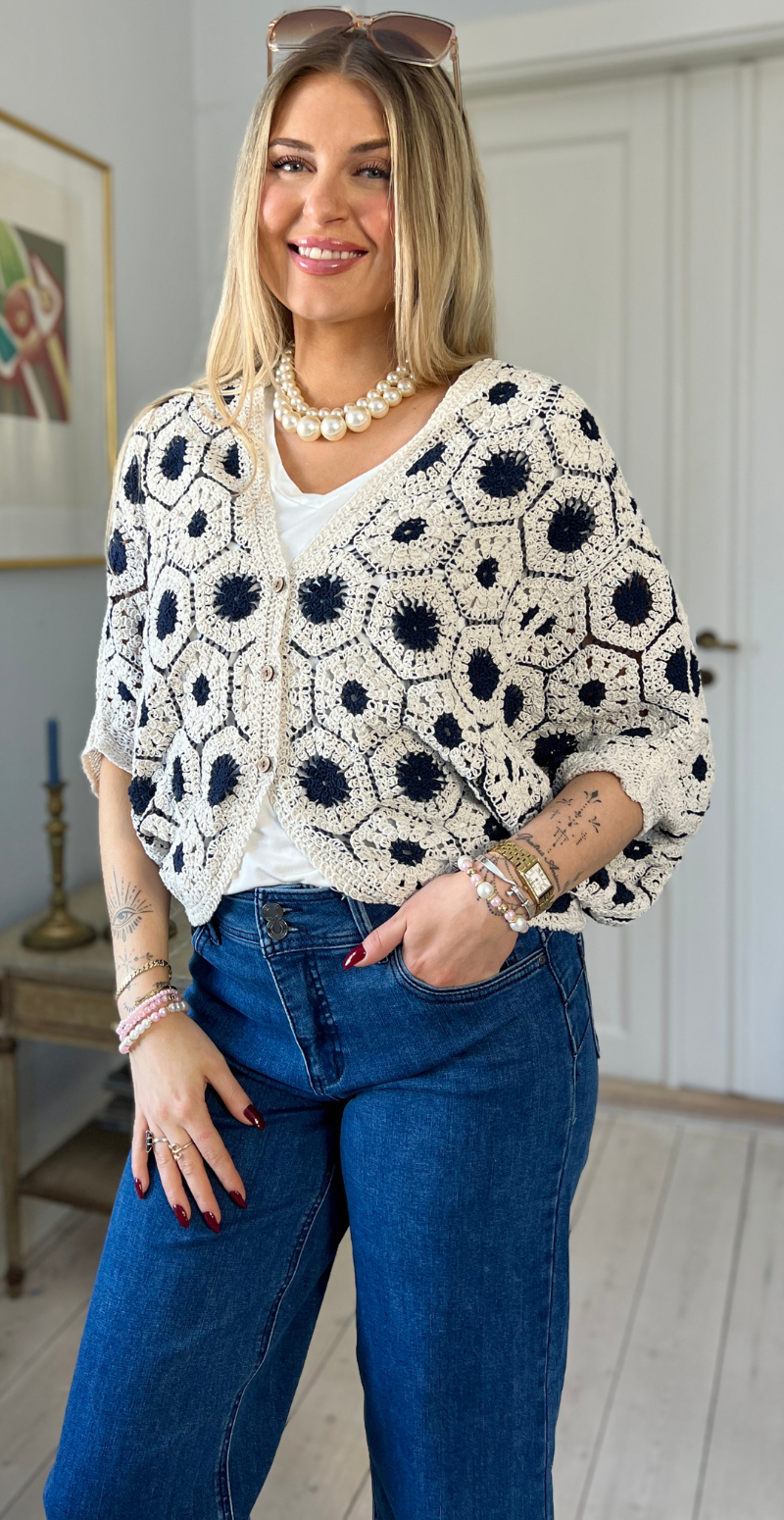 Etina kort cardigan med hæklet mønster og træknapper navy LIkeLondon