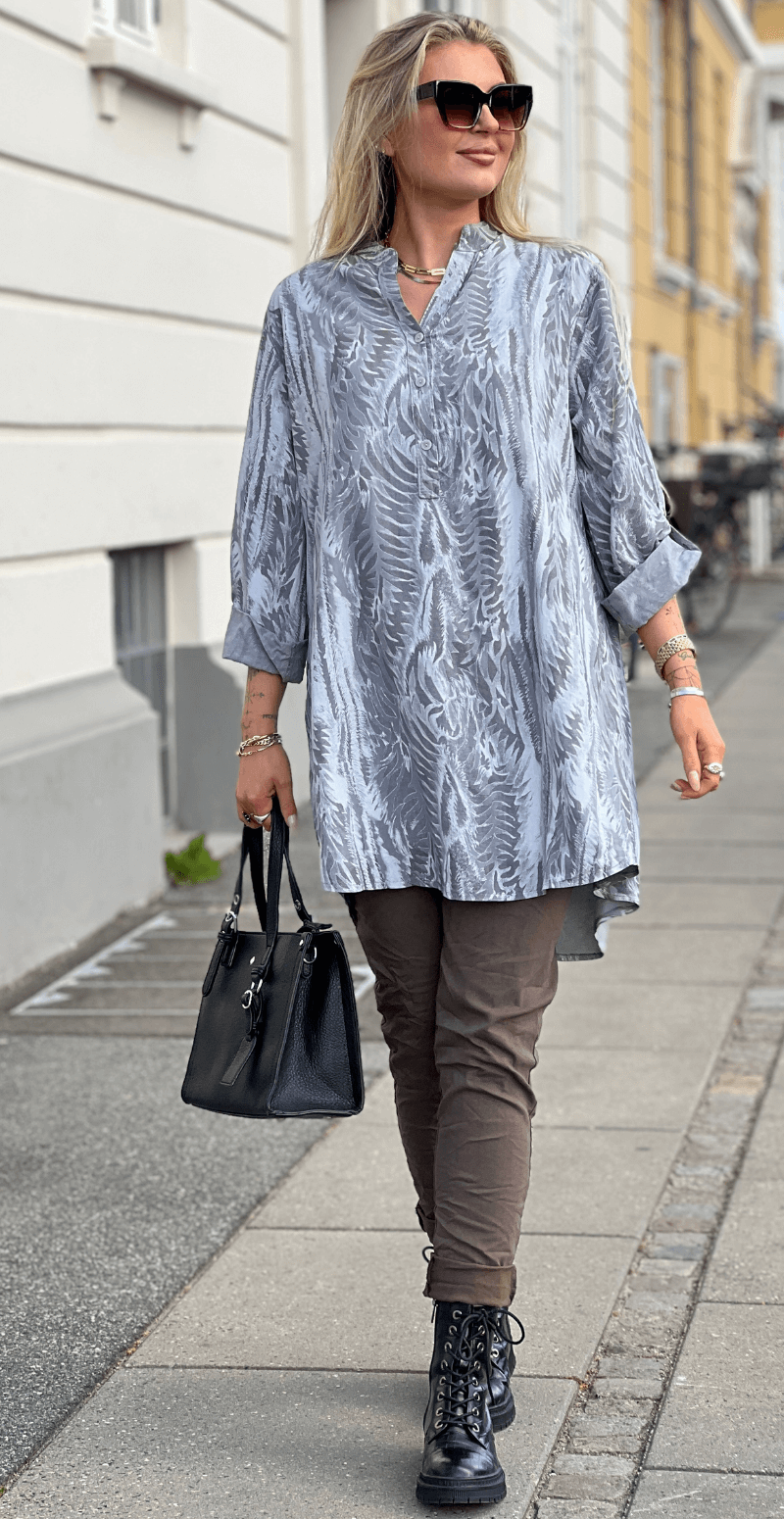 Ruby tunika med blad mønster grå LikeLondon