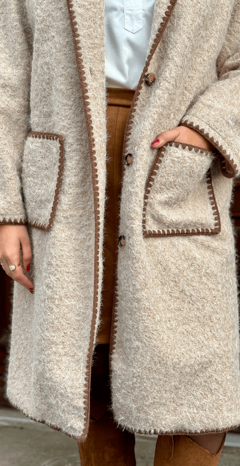 Forudbestil uge 40 Trisha lang jakke med farvede kanter beige LikeLondon