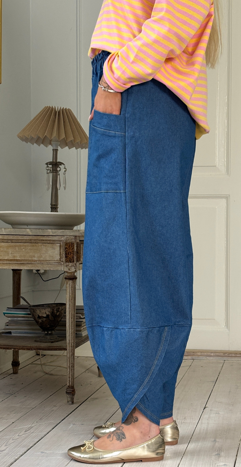 Rosia denimbukser med slids og lommer foran medium blue LikeLondon