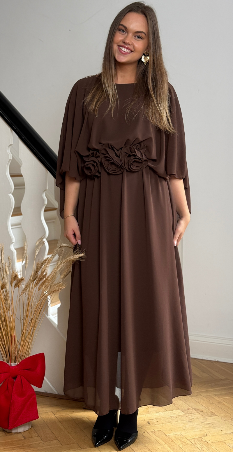 Evelyn chiffon kjole med blomster brun LikeLondon