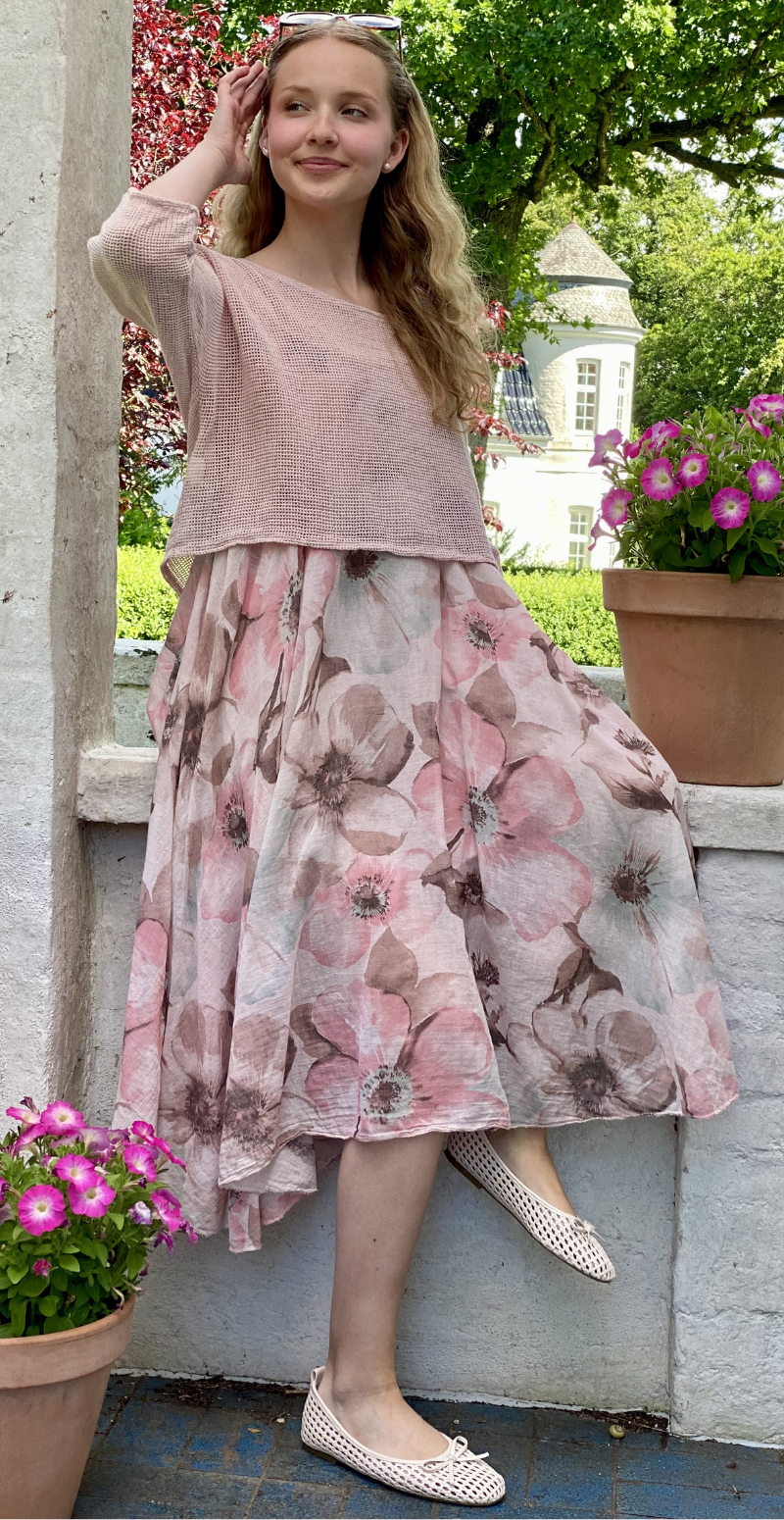 Ophelia kjole med blomsterprint og tynde stropper med tilhørende bluse pink LikeLondon