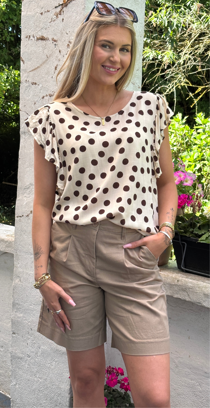 Emmy bluse med prikker og flæseærmer beige LikeLondon