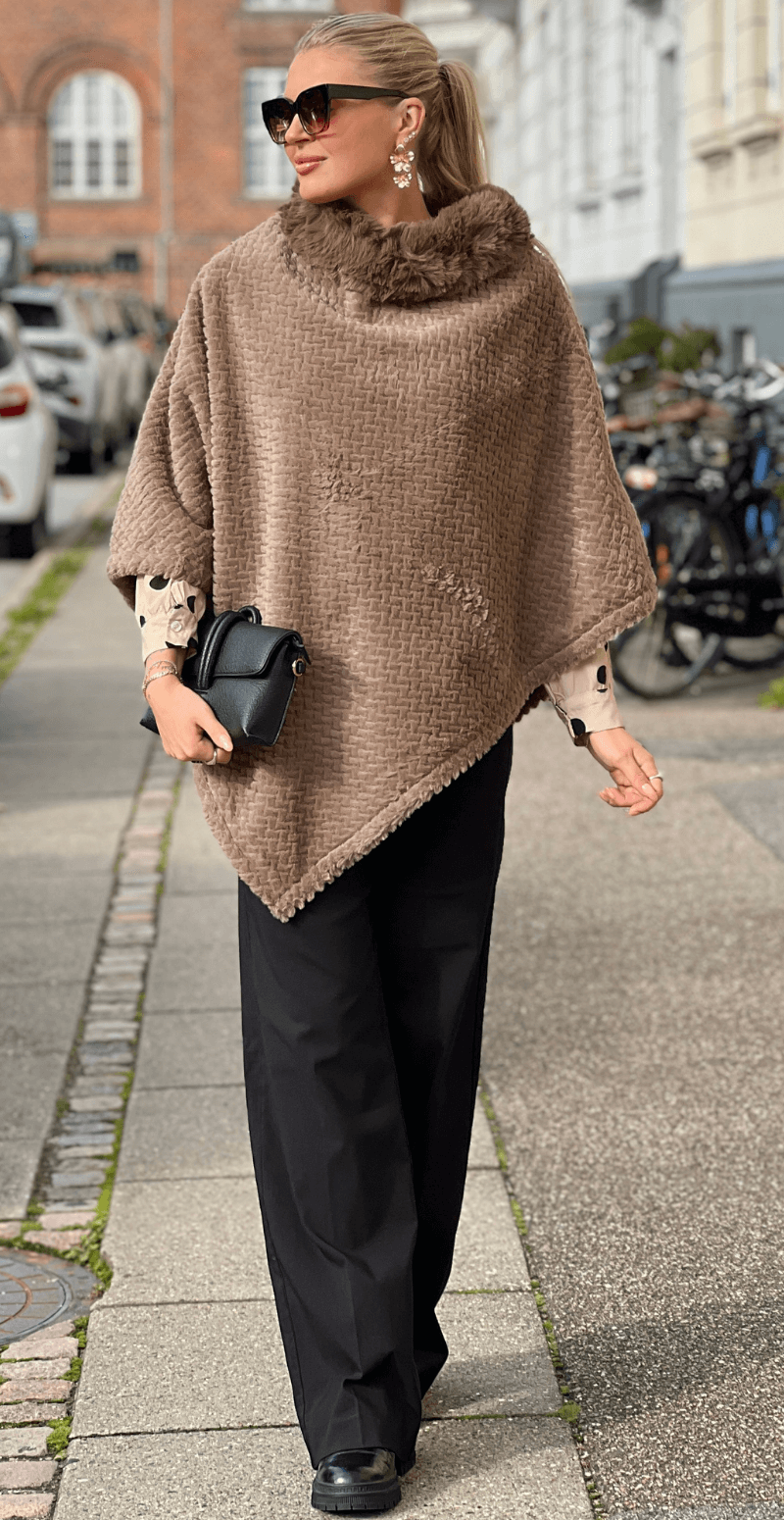 Liza poncho med bølget detalje brun LikeLondon