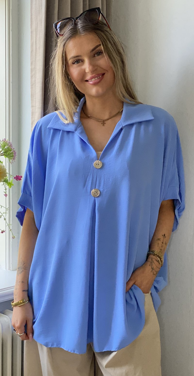 Lizzy bluse med krave og guldknapper blå LikeLondon