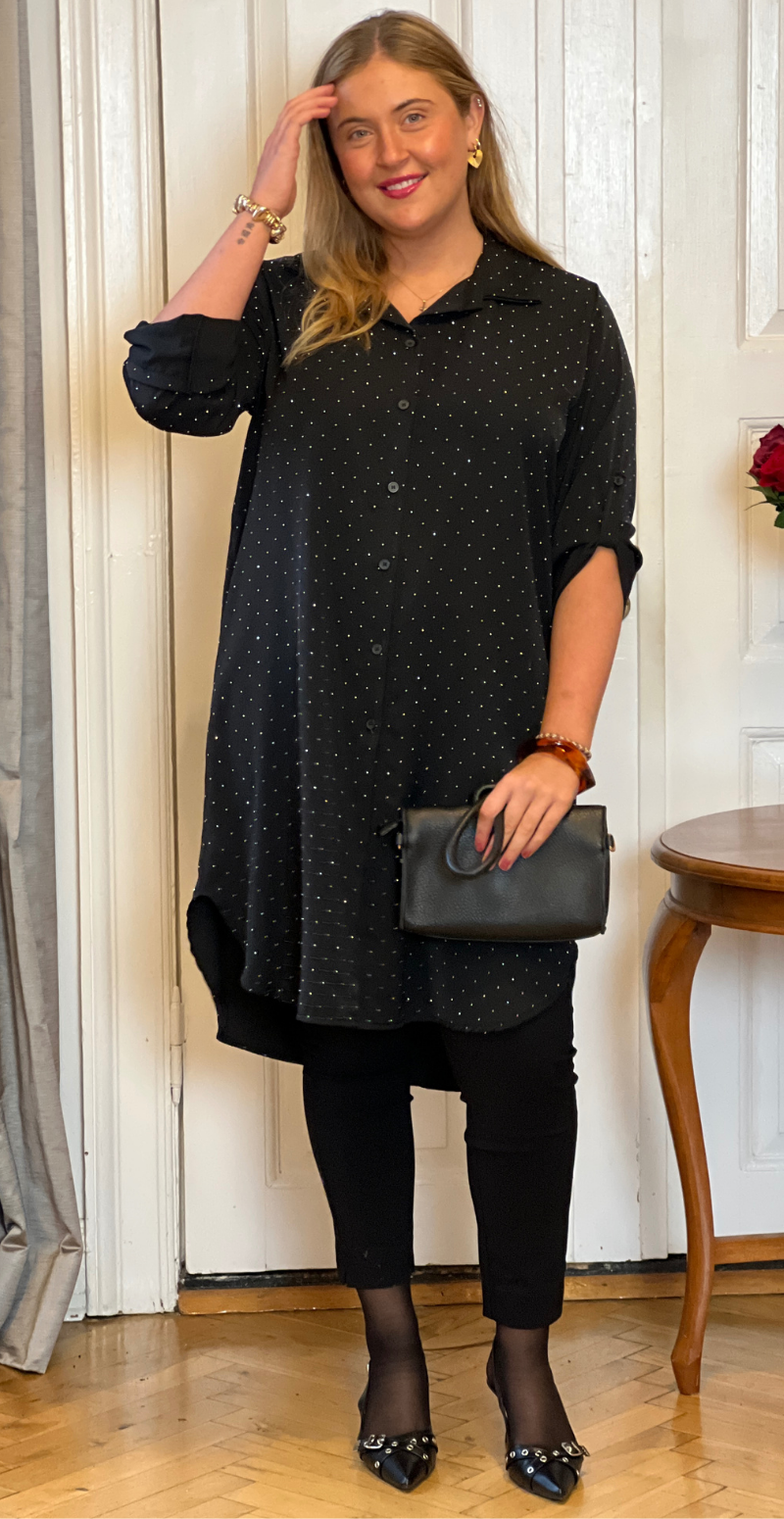 Forudbestil uge 49 Kaya tunika i satinlook med similisten sort LikeLondon