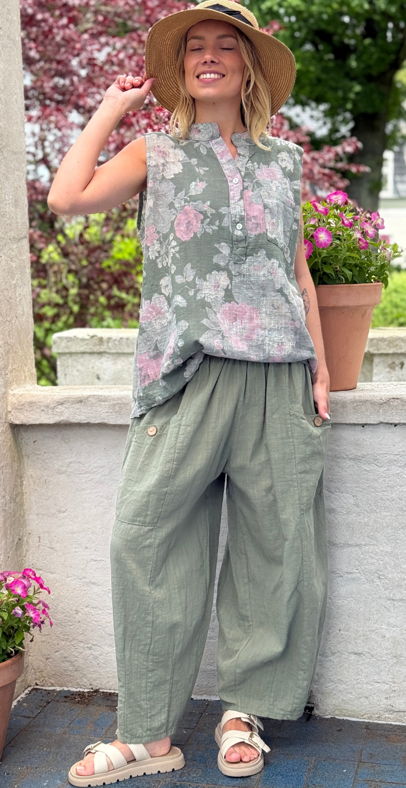 Falia blomstret top med brystlomme og stolpelukning khaki LikeLondon
