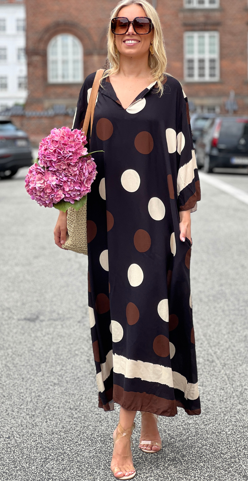 Effie lang kjole med store dots og lommer sort LikeLondon