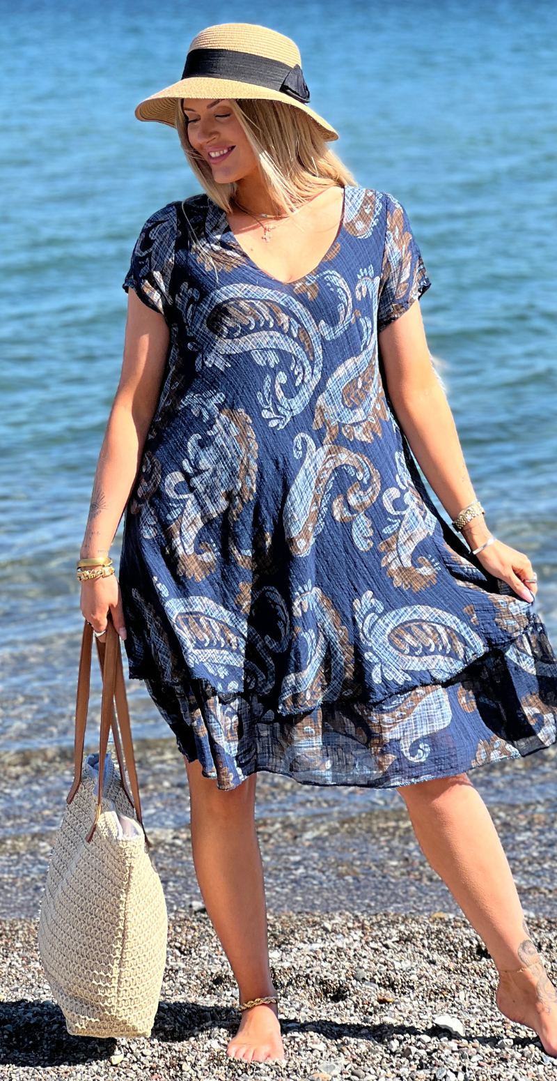 Simone kjole i 2 lag med paisley navy LikeLondon