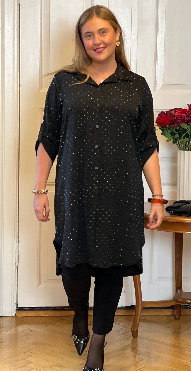 Forudbestil uge 49 Kaya tunika i satinlook med similisten sort LikeLondon