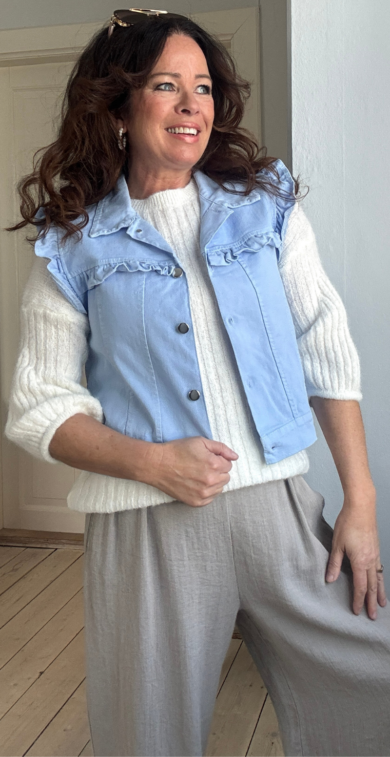 Elli vest med flæsedetaljer skyblue LikeLondon