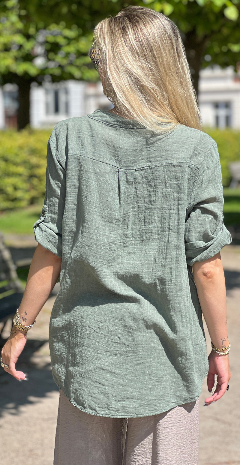 Karla ensfarvet hør bluse med stolpelukning khaki LikeLondon