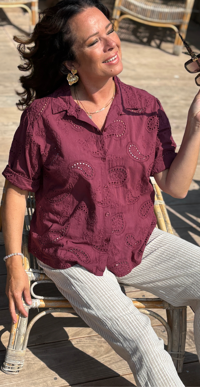 Isobel bluse med 3/4 ærmer og broderi anglaise wine LikeLondon