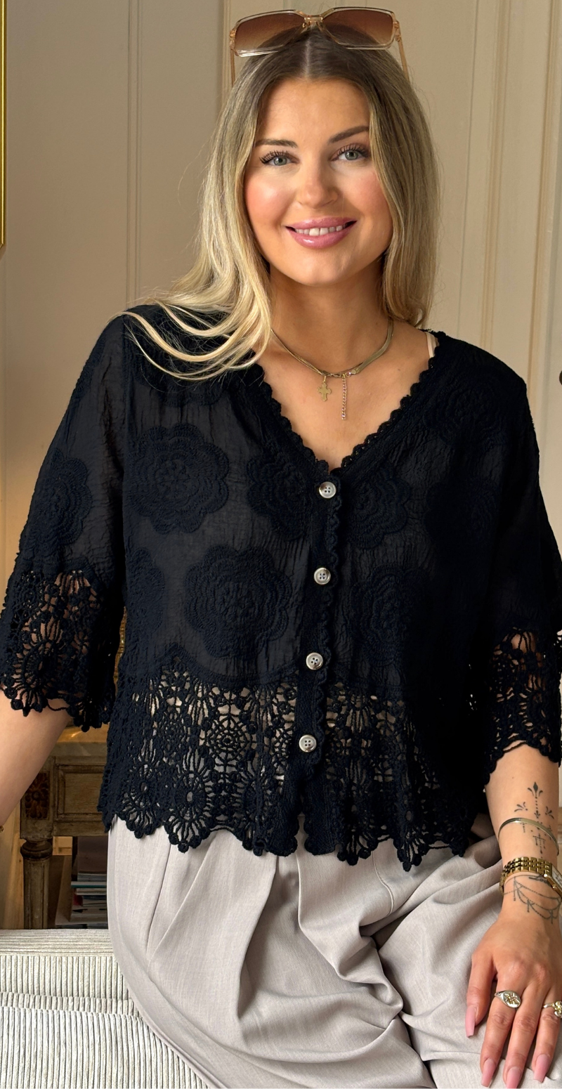 Silvia cardigan med 3/4 ærmer og hæklede kanter sort LikeLondon