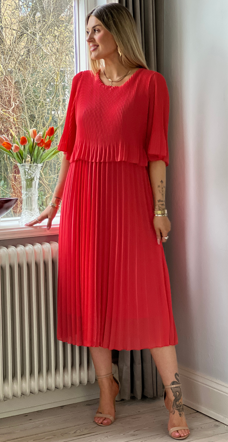 Forudbestil uge 15 Carmen plisseret kjole med elastik i taljen koral LikeLondon