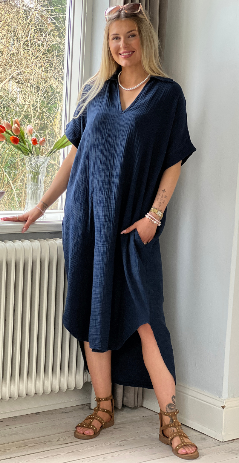 Dagmar kjole i musselin navy LikeLondon