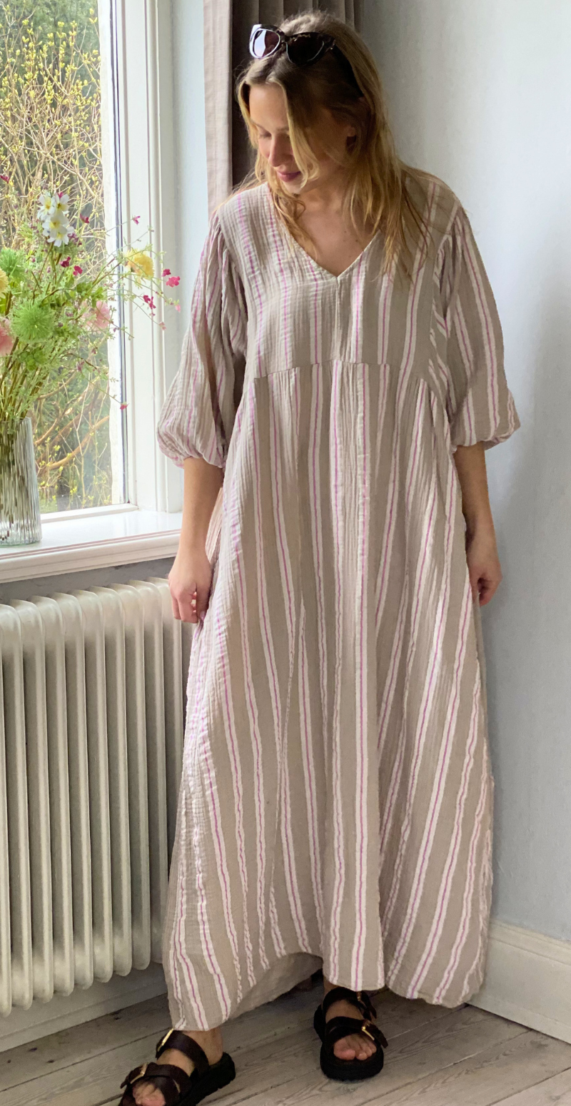 Zira lang kjole med grafisk mønster og v-hals beige LikeLondon