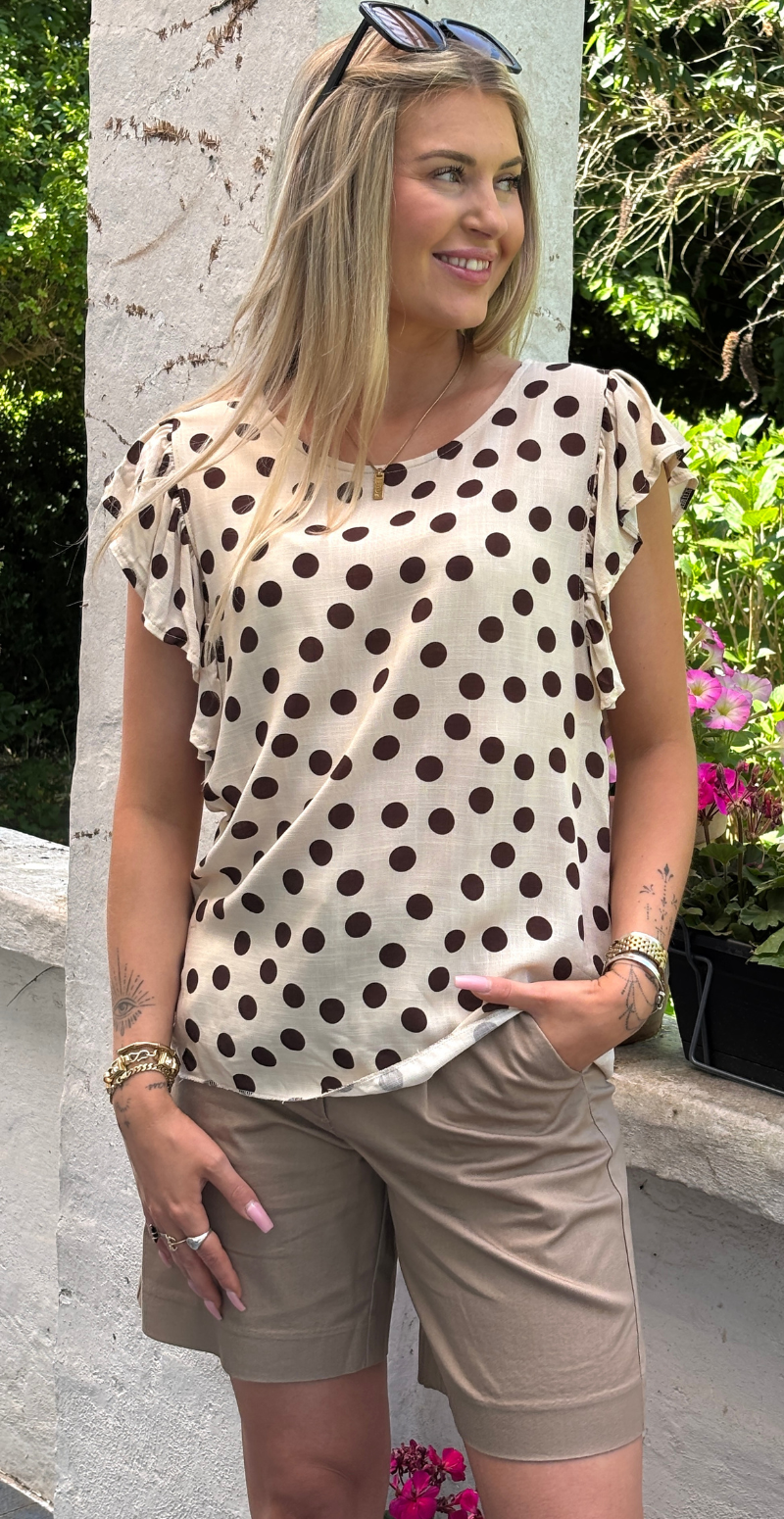 Emmy bluse med prikker og flæseærmer beige LikeLondon