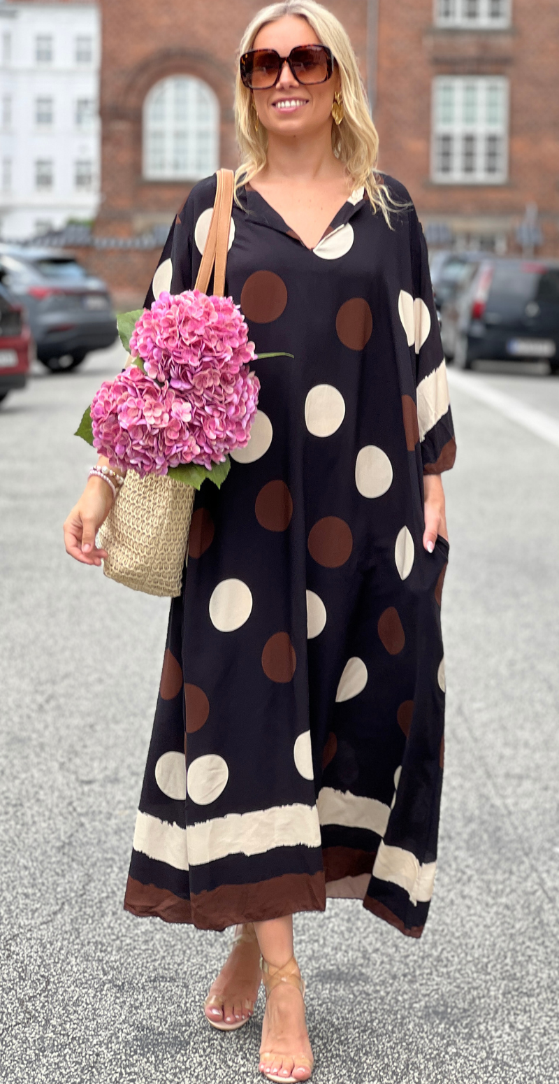 Effie lang kjole med store dots og lommer sort LikeLondon