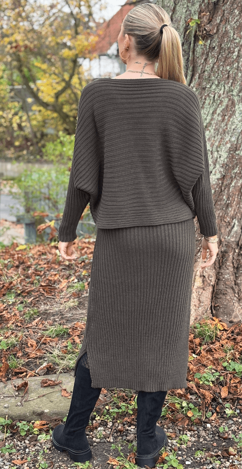 Forudbestil uge 47 Nala sæt med kjole og strik military LikeLondon