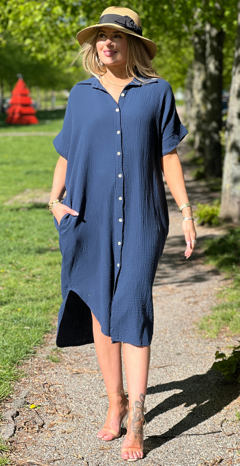 Ella gennemknappet kjole i musselin navy LikeLondon