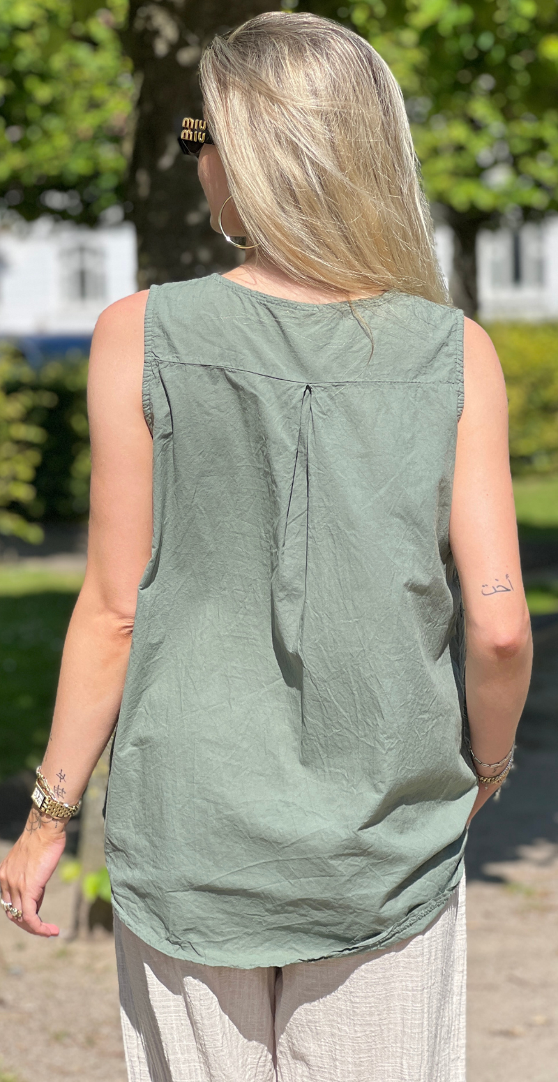 Vega ærmeløs bluse med broderi anglaise og bronzeknap khaki LikeLondon