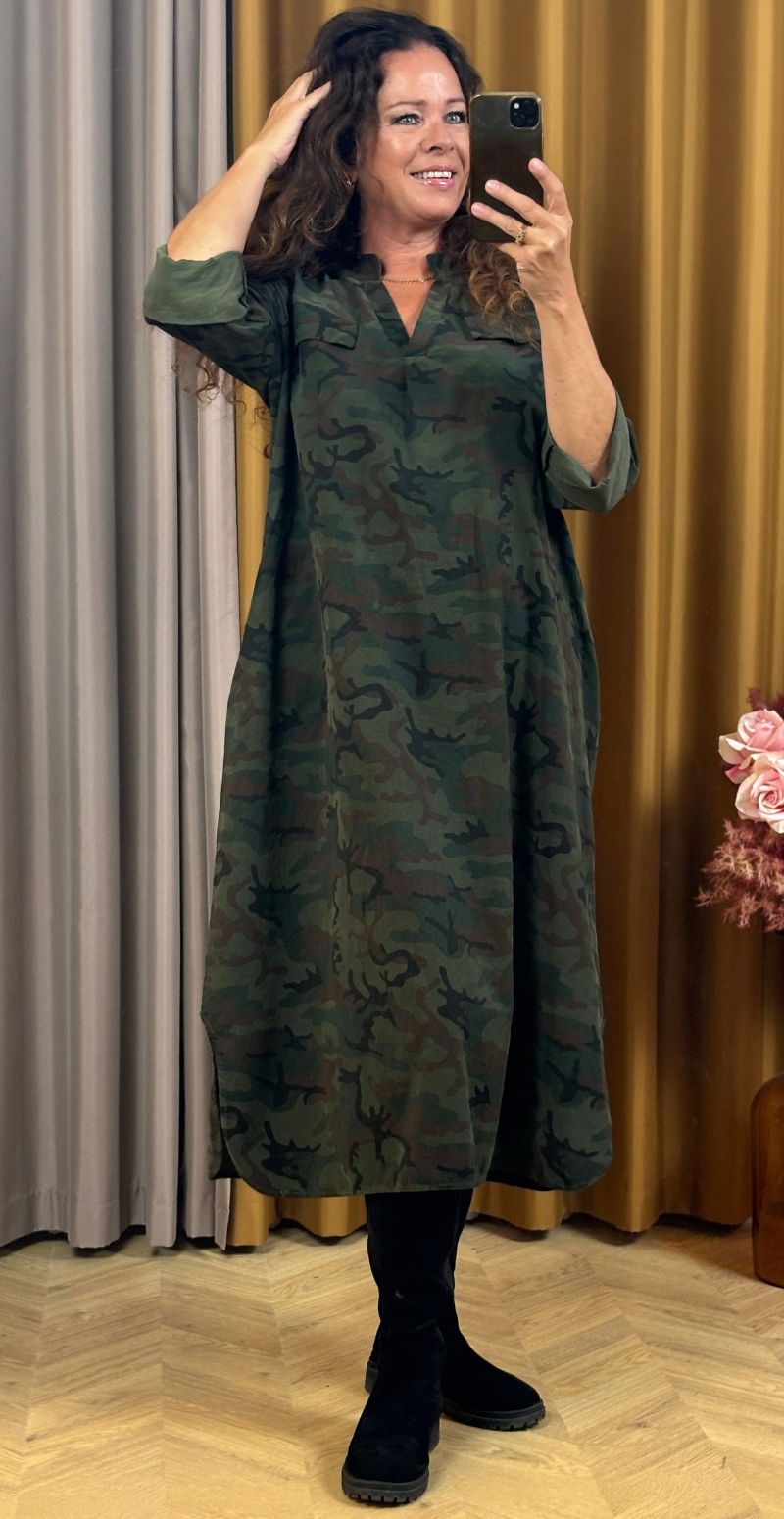 Augusta fløjlskjole med camouflage og lommer camouflage green LikeLondon