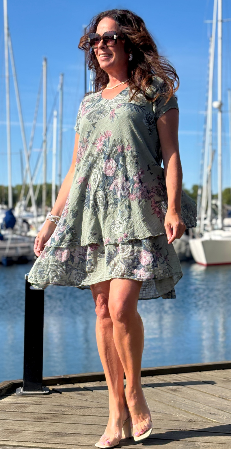 Simone kjole i 2 lag med blomsterprint khaki LikeLondon