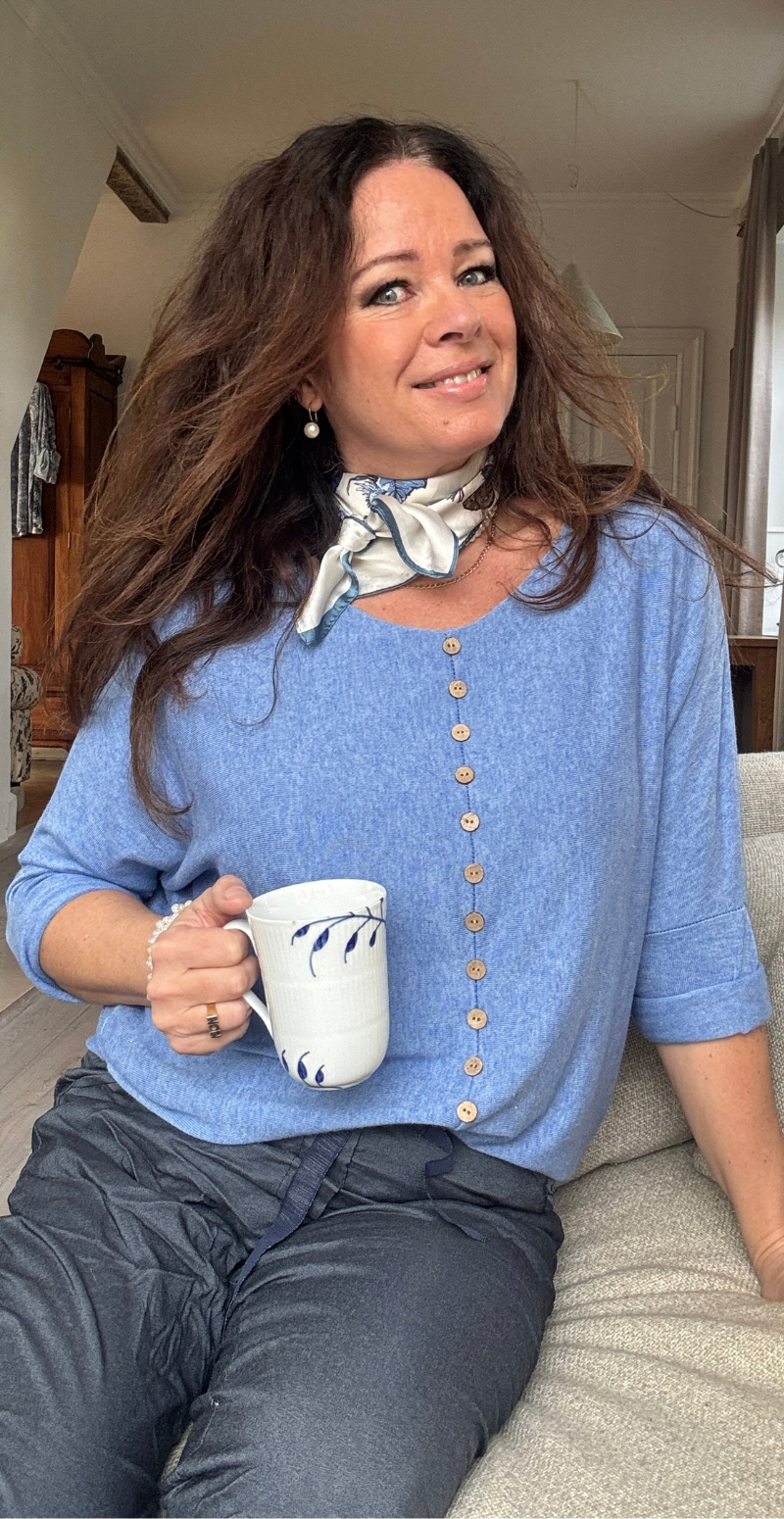 Josefine ensfarvet bluse med pynteknapper blue Likelondon