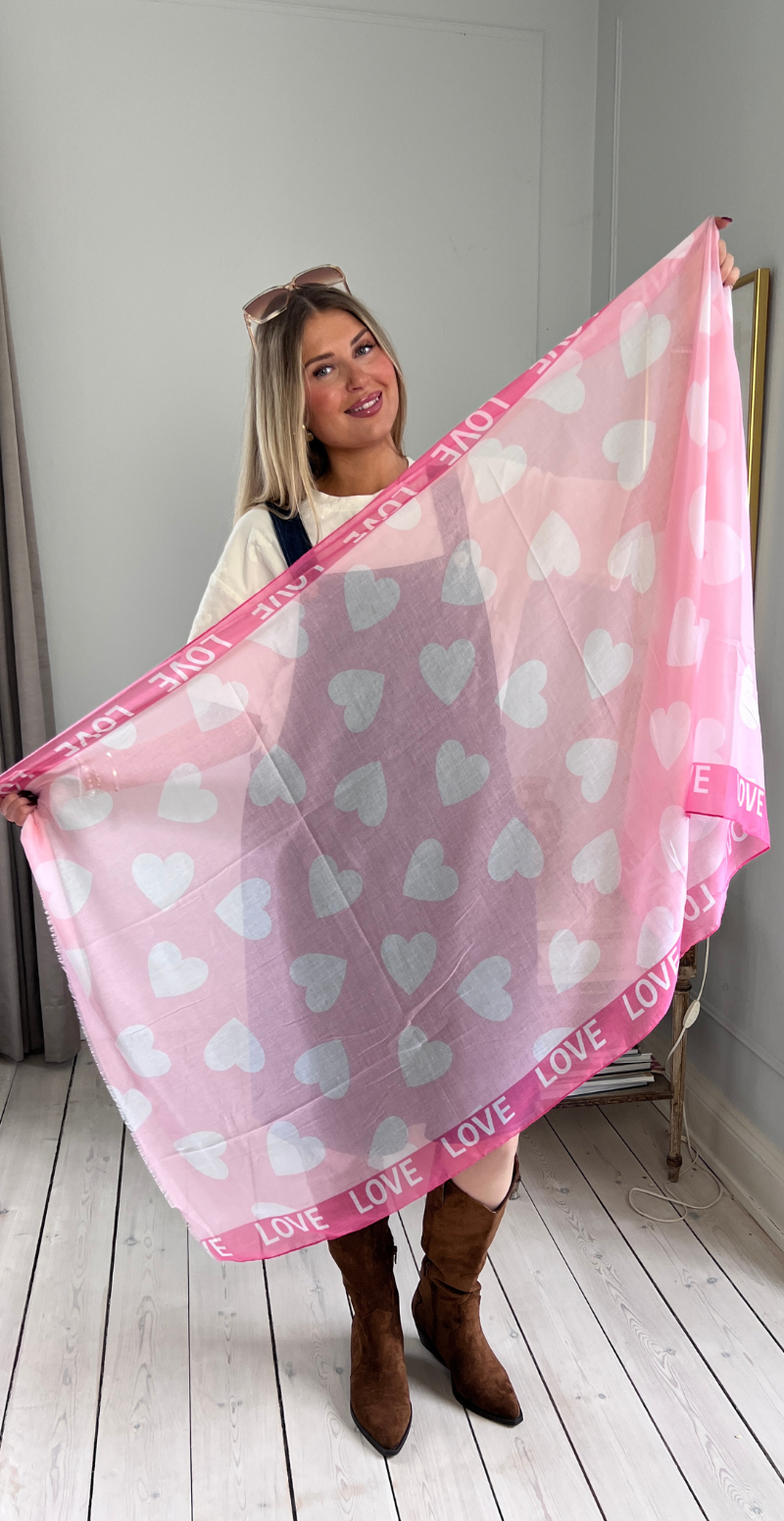 Tørklæde med "love" og store hjerter rosa LikeLondon