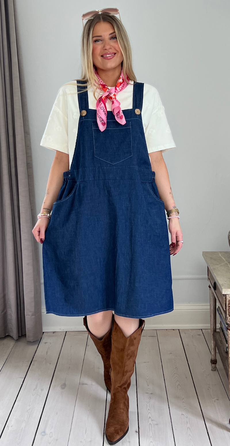 Amber kort denimspencer med træknapper og lomme foran dark jeans LikeLondon