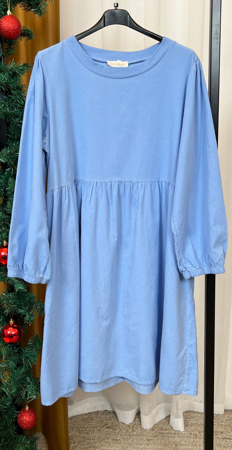 Ava fløjlskjole med ballonærmer sky LikeLondon