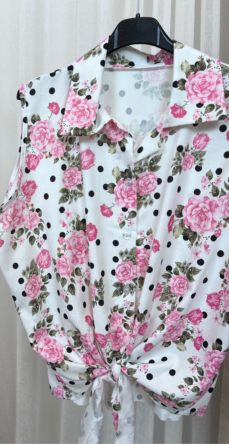 Ulla blomstret top med knapper og bindedetalje foran pink LikeLondon