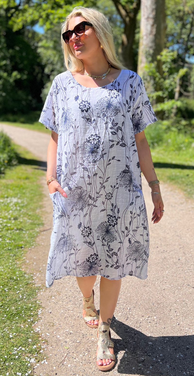 Ragna kjole med blomsterprint og lommer hvid LikeLondon
