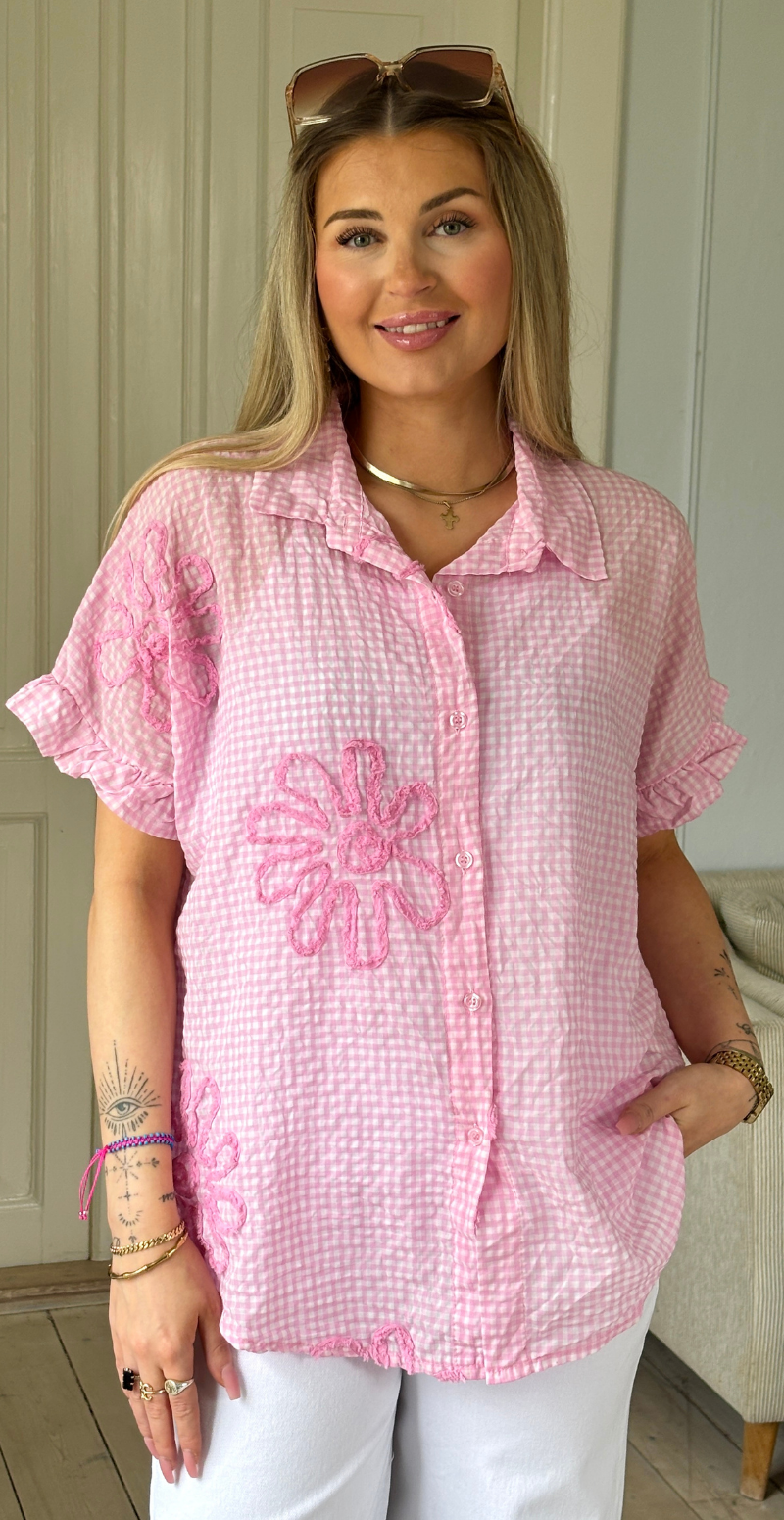 Isla skjorte med tern og kort flæseærme rosa LikeLondon