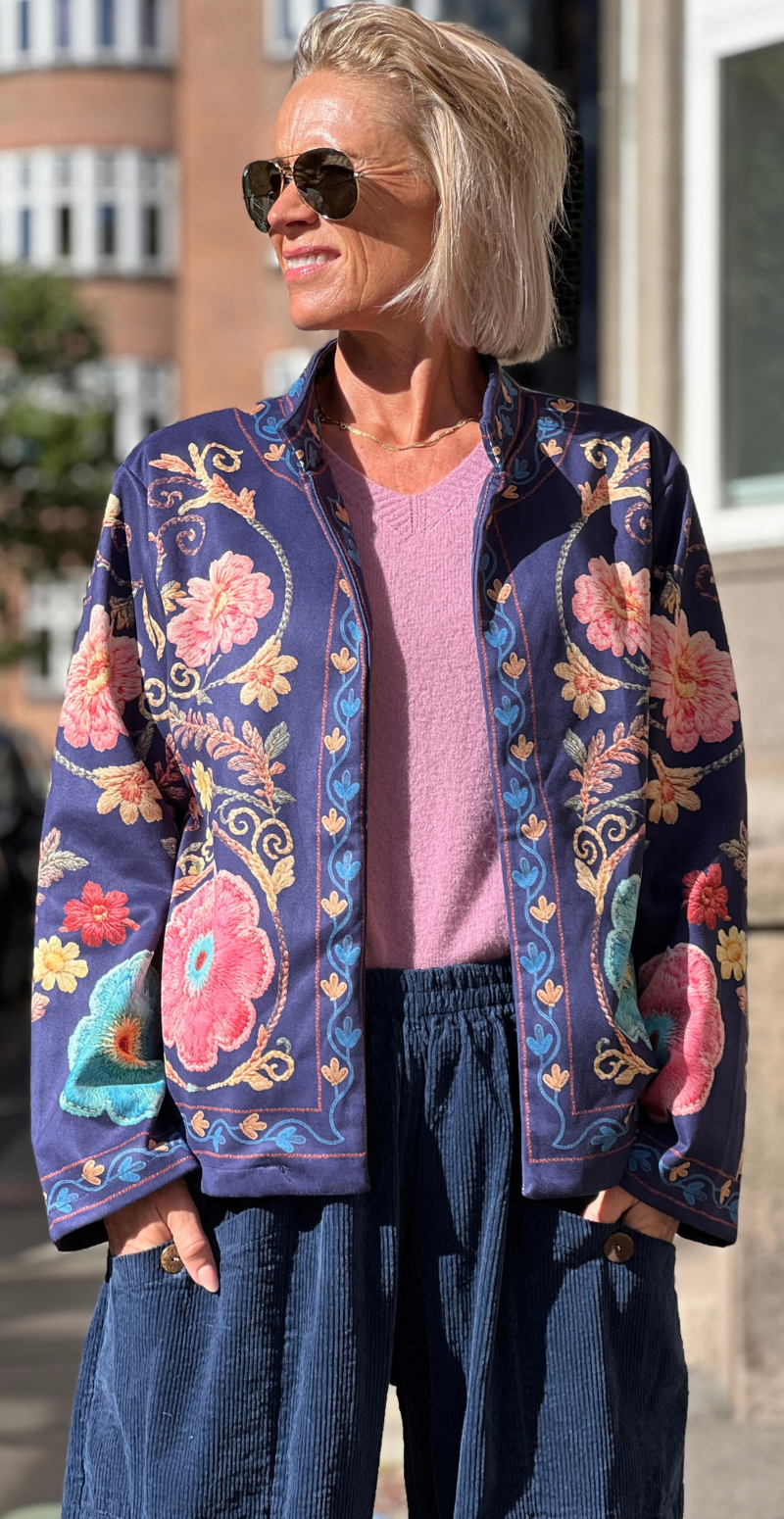 Estelle jakke i ruskindslook med print af broderede blomster navy LikeLondon