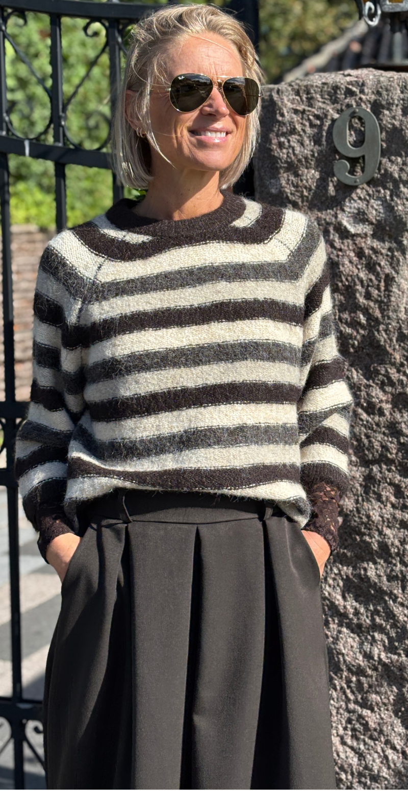 Kvinde i Lulu pullover med brune og beige striber forfra