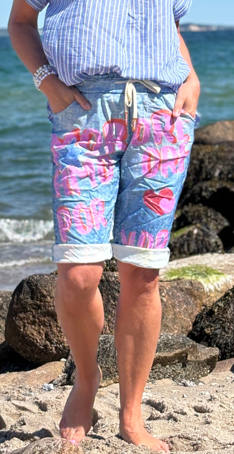 Nora shorts med skrift, hjerter og stjerner denim LikeLondon