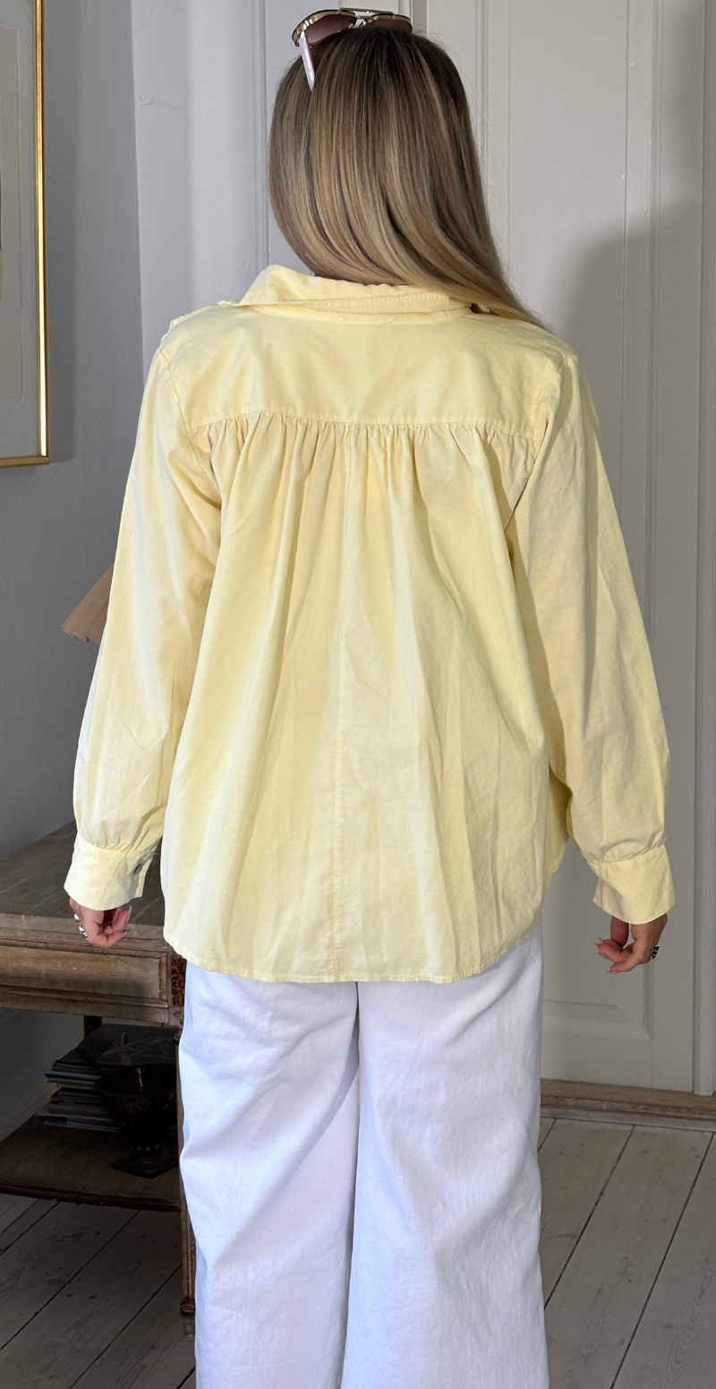 Forudbestil uge 8 Otella fløjlsbluse med v-hals og flæsekant gul LikeLondon