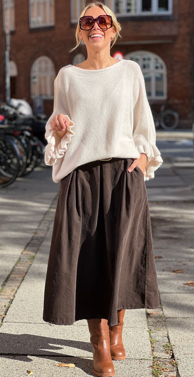 Louise strikbluse i baby alpaca med flæsedetaljer og 3/4 ærmer beige LikeLondon