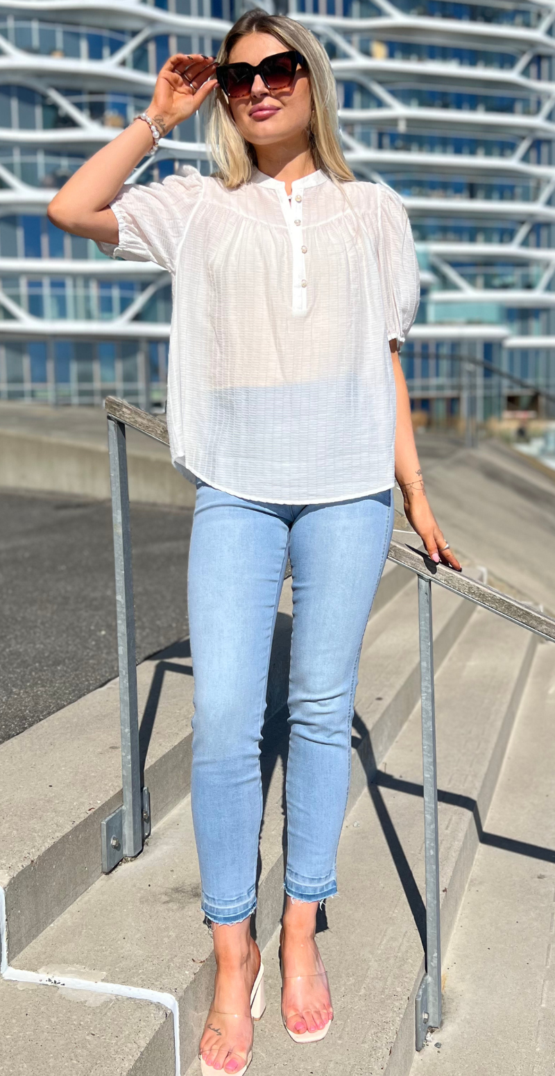 Bella bluse med knapdetaljer off-white