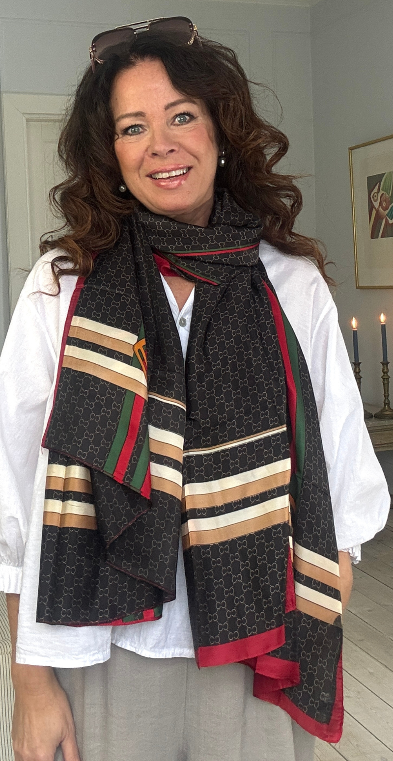 Silketørklæde med cc print og spænder sort LikeLondon