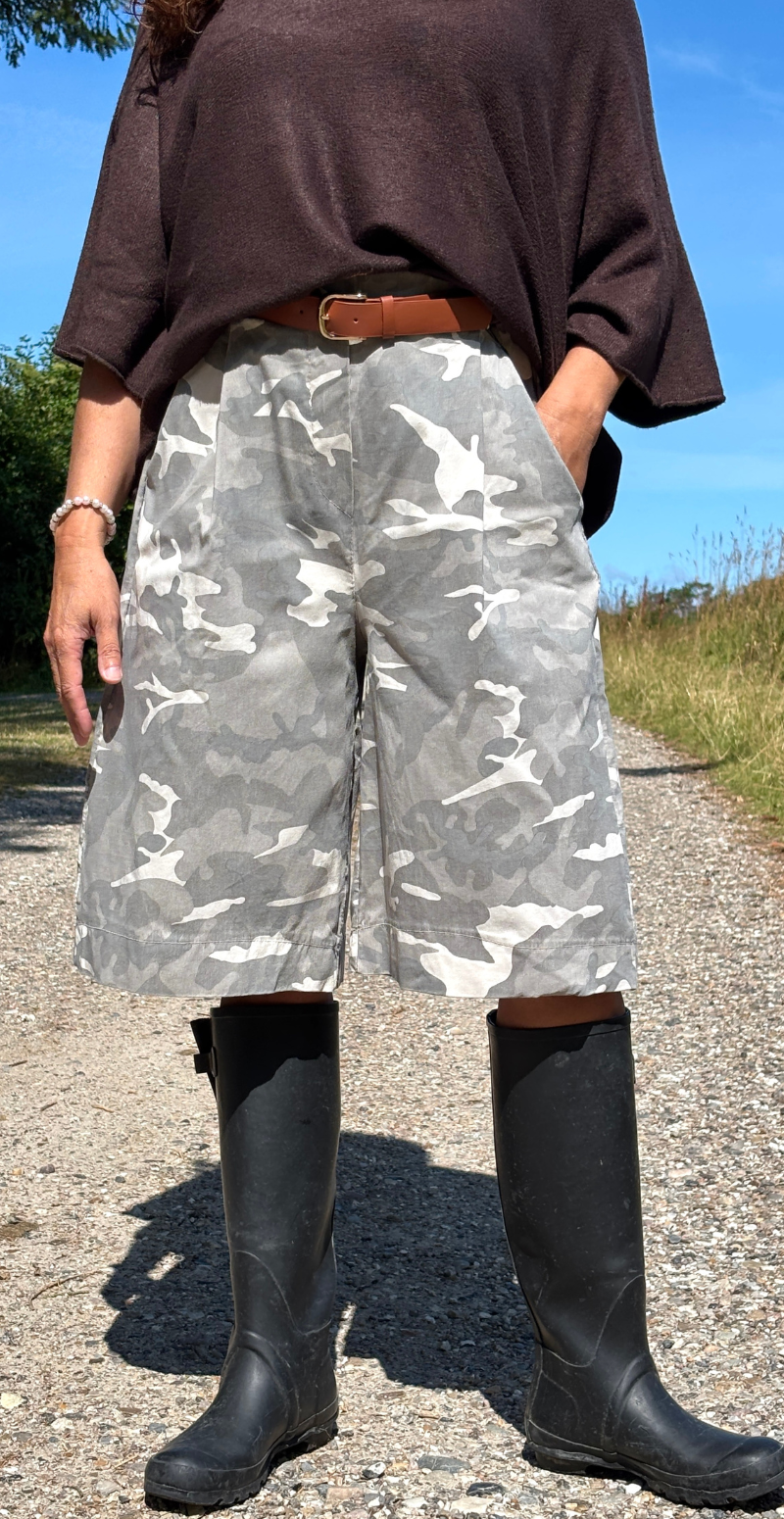 Emma bermuda shorts med camouflage og bælte grå LikeLondon