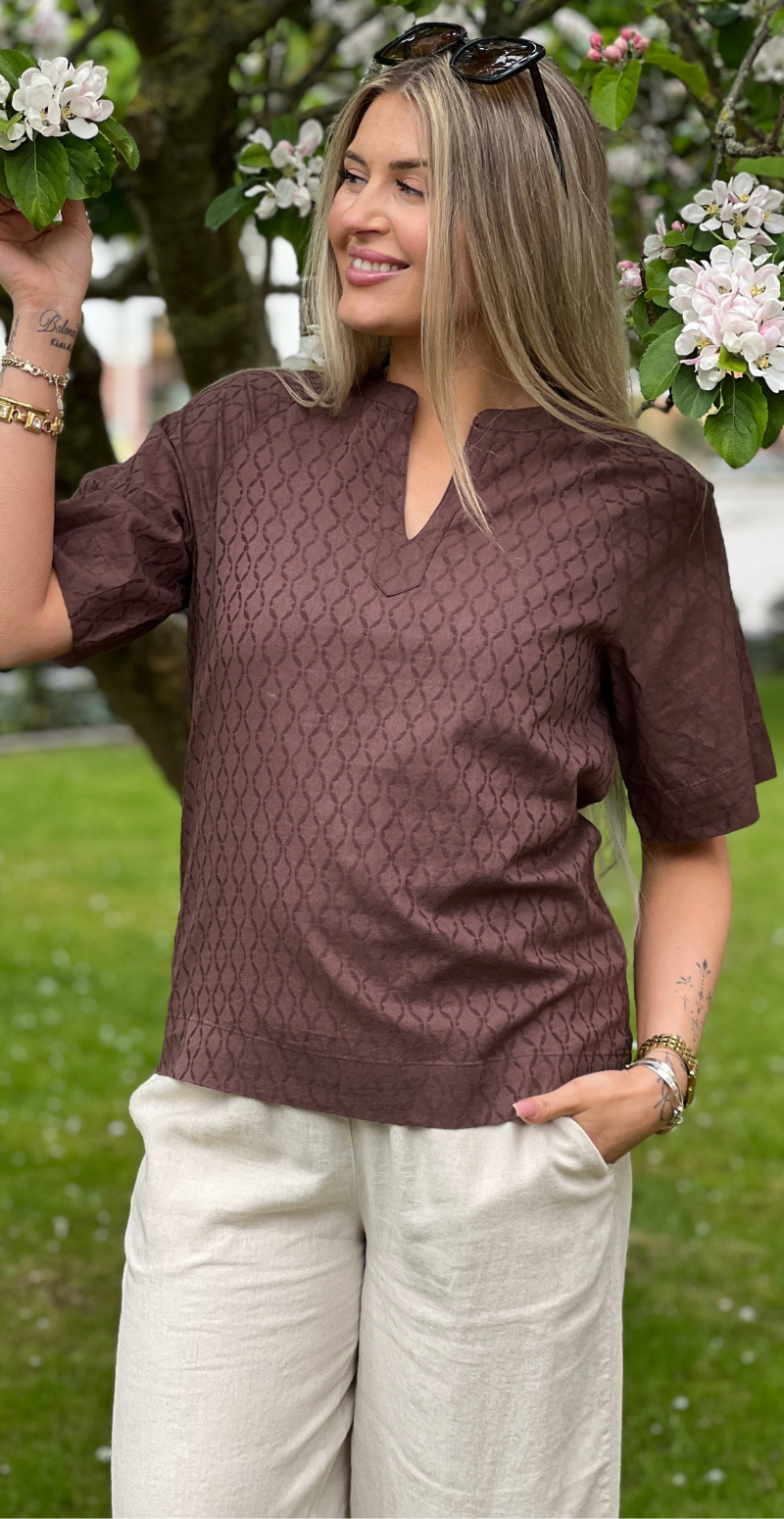 Farley bluse med broderet mønster french roast B.young