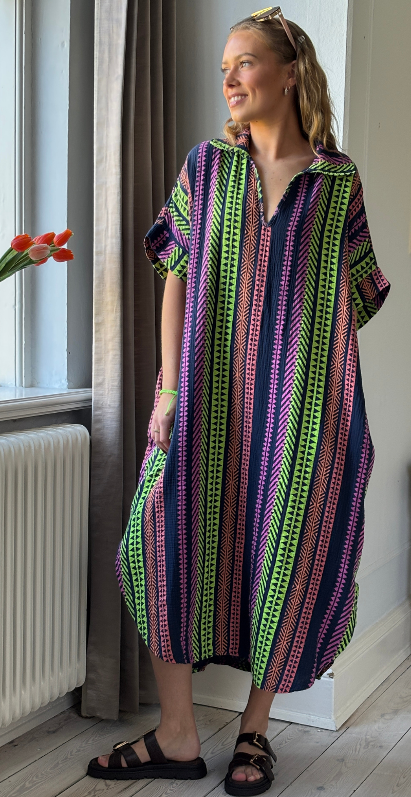 Flora lang kjole i musselin med grafisk mønster navy LikeLondon