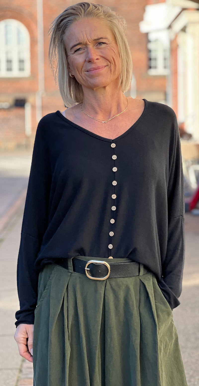 Josephine bluse med pynteknapper sort LikeLondon