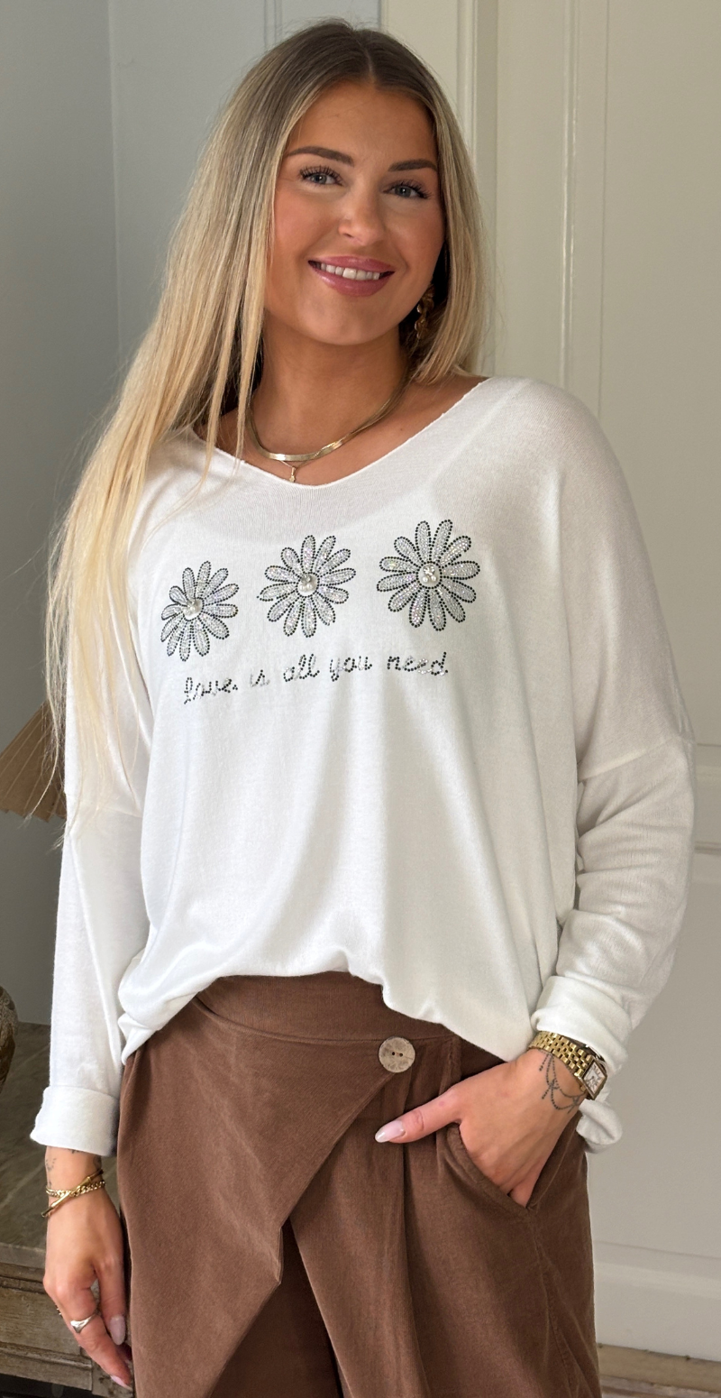 Tilda bluse med v-hals og 3 blomster med perler hvid LikeLondon