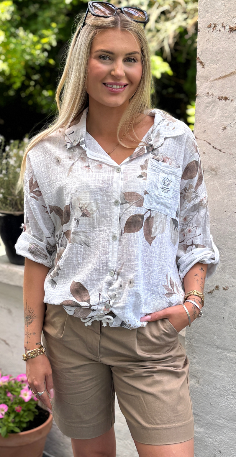 Birdie skjorte med blomsterprint og lille brystlomme hvid LikeLondon