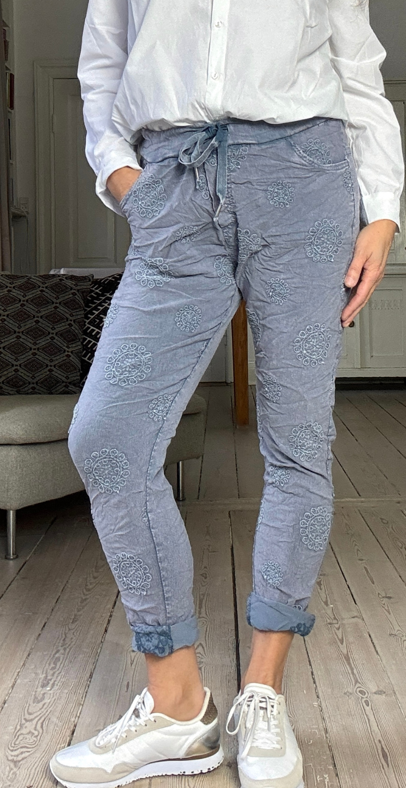 Filippa bukser med broderet cirkelmønster denim LikeLondon